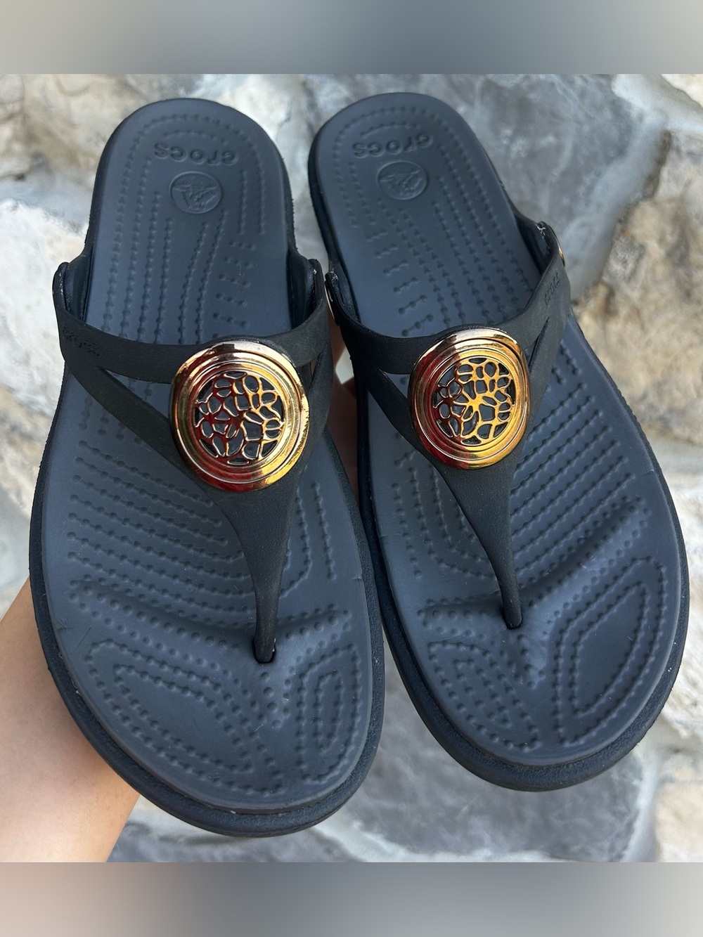 Crocs Sanrah Circle Flip Flop Wedge Sandals Size 6 Black Gold Casual Comfort